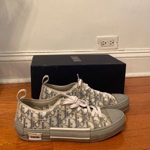 Dior Mens B23 LOW-TOP SNEAKER. White and Navy Blue Dior Oblique Canvas. Size 9